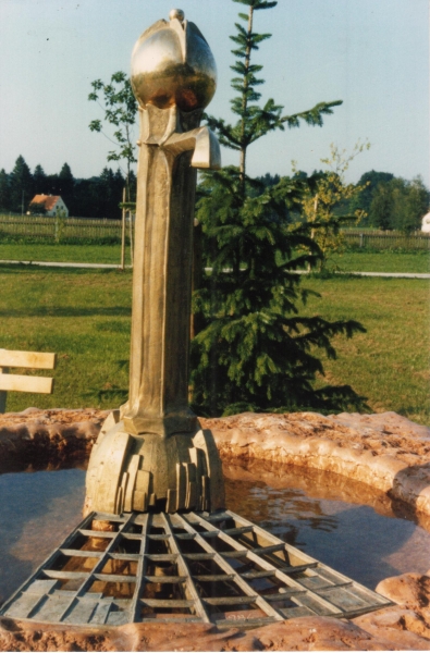 Brunnen Friedhof Apfeldorf, Bronzesäule mit Wasserhahn (Marmor, Bronze)