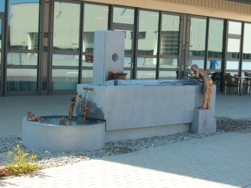 Bauer Brunnen: Vor der Kantine in Edelshausen