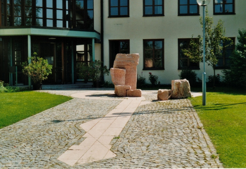 Steinskulptur im Eingangsbereich der Sprachheilschule in Landsberg (1989)