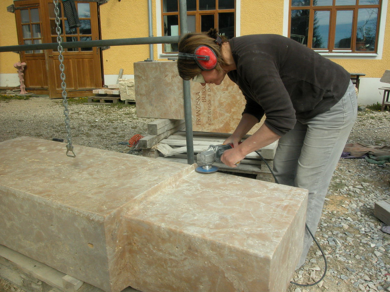 Annemarie Mießl bei der Arbeit an einem Grabmal